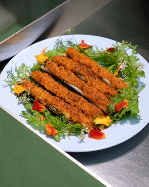 Razor clams with tomato butter